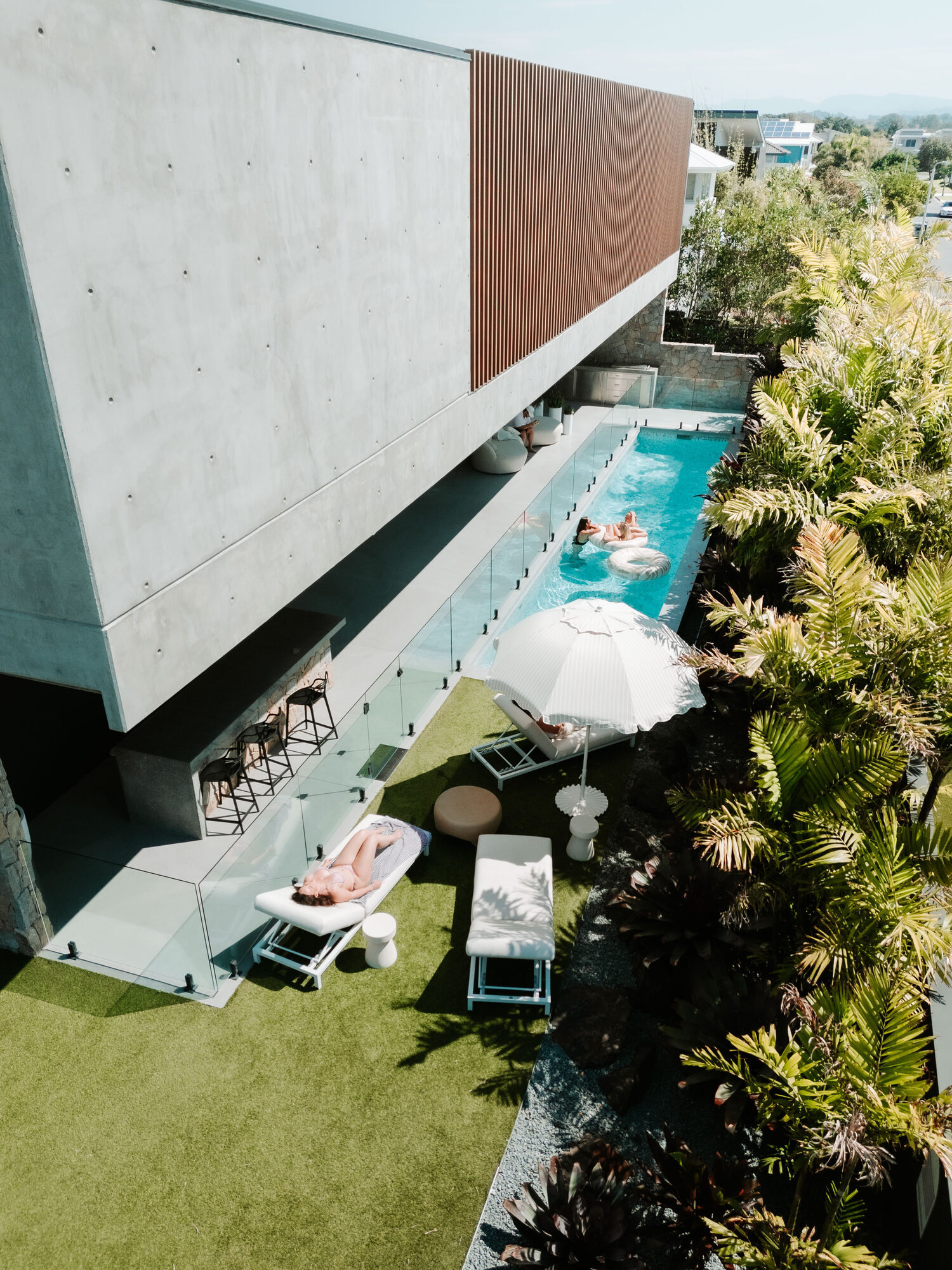 Pool & Wellness — Loungers & sun, Mana Beach House